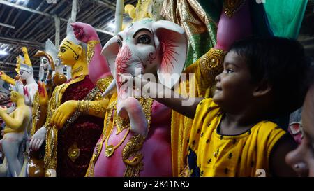 29 settembre 2022, Kolkata, Bengala Occidentale, India: Dopo due anni di corona. Gli artisti di Kolkata sono così impegnati per la preparazione di Durga Idol, il più grande festival del popolo bengalese. Stanno terminando i preparativi dell'ultimo minuto, poiché il festival inizierà il 30th settembre 2022. (Credit Image: © Sunam Banerjee/Pacific Press via ZUMA Press Wire) Foto Stock