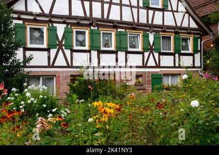 Casa a graticcio nel centro storico di Zavelstein (parte di Bad Teinach-Zavelstein) nella Foresta Nera settentrionale, distretto di Calw, Germania Foto Stock