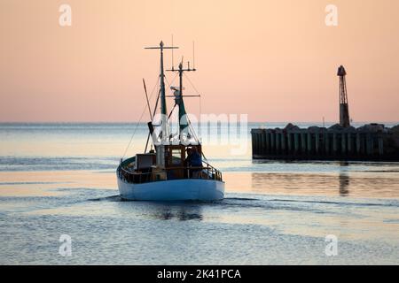 Peschereccio da traino che parte dal porto di Gilleleje la mattina presto, Gilleleje, Zelanda, Danimarca, Europa Foto Stock