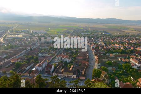 Veduta aerea della città rumena rasnov presa dalla cima della fortezza. Foto Stock