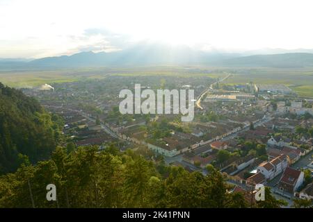 Veduta aerea della città rumena rasnov presa dalla cima della fortezza. Foto Stock