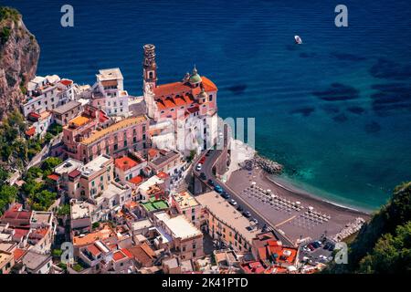 Atrani, Costiera Amalfitana, Italia. Immagine aerea della famosa città di Atrani situata sulla Costiera Amalfitana, Italia, nelle giornate di sole. Foto Stock