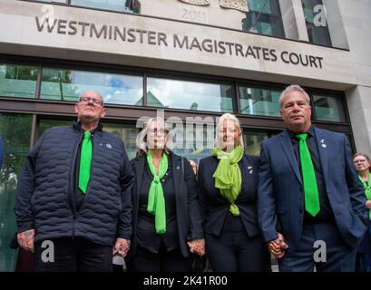 Londra, Inghilterra, Regno Unito. 29th Set, 2022. Il padre di Harry Dunn TIM DUNN (1st L) e la madre CHARLOTTE CHARLES (3rd L) con i loro partner sono visti al di fuori della corte dei magistrati di Westminster. Harry Dunn è stato ucciso in un incidente stradale dalla moglie di un diplomatico americano Anne Sacoolas al di fuori della base militare statunitense RAF Croughton nel Northamptonshire il 27 agosto 2019. Sacoolas ha partecipato alla prima sessione di prova da noi tramite video link. (Credit Image: © Tayfun Salci/ZUMA Press Wire) Foto Stock