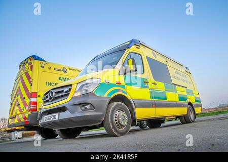 Angolo basso, vista frontale/laterale di un veicolo dell'unità di supporto per incidenti di ambulanza delle West Midlands parcheggiato all'aperto, Regno Unito. Foto Stock