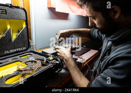 Roma, Italia 29 settembre 2022: Meccanico esegue rimappatura ecu auto. Dettaglio del metodo di lettura del banco ecu dell'automobile per rimappatura e aumento di potenza. Sintonizzazione CA Foto Stock