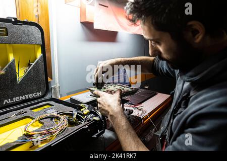 Roma, Italia 29 settembre 2022: Meccanico esegue rimappatura ecu auto. Dettaglio del metodo di lettura del banco ecu dell'automobile per rimappatura e aumento di potenza. Sintonizzazione CA Foto Stock
