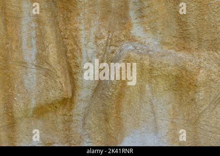 Parete in cemento giallo con rilievo in gesso Foto Stock