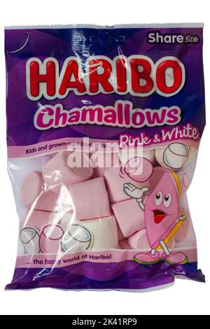 Pacchetto di Haribo Chamallows rosa e bianco isolato su sfondo bianco - sacchetto di marshmallow Foto Stock