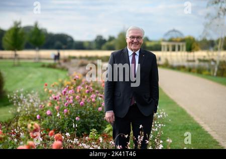 Beelitz, Germania. 29th Set, 2022. Il presidente tedesco Frank-Walter Steinmeier si trova tra due aiuole alla fine della sua visita al 2022° state Garden Show di Beelitz. La Mostra orticola statale si terrà sotto il motto "Festival del giardino per tutti i sensi" dal 14 aprile al 31 ottobre 2022, nella città di Beelitz, nel Brandeburgo, a sud-ovest di Berlino. Credit: Bernd von Jutrczenka/dpa/Alamy Live News Foto Stock