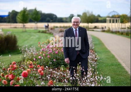 Beelitz, Germania. 29th Set, 2022. Il presidente tedesco Frank-Walter Steinmeier si trova tra due aiuole alla fine della sua visita al 2022° state Garden Show di Beelitz. La Mostra orticola statale si terrà sotto il motto "Festival del giardino per tutti i sensi" dal 14 aprile al 31 ottobre 2022, nella città di Beelitz, nel Brandeburgo, a sud-ovest di Berlino. Credit: Bernd von Jutrczenka/dpa/Alamy Live News Foto Stock