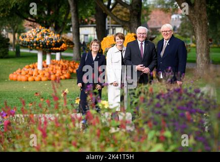 Beelitz, Germania. 29th Set, 2022. Il presidente federale Frank-Walter Steinmeier e sua moglie Elke Büdenbender sono esposti in occasione del 2022° Salone dei Giardini di Stato a Beelitz da Bernhard Knuth (r), sindaco di Beelitz, e Ursula Nonnemacher (l, Bündnis 90/Die Grünen), ministro degli Affari sociali, della Salute, dell'integrazione e della protezione dei consumatori del Brandeburgo. La Mostra orticola statale si terrà sotto il motto "Festival del giardino per tutti i sensi" dal 14 aprile al 31 ottobre 2022, nella città di Beelitz, nel Brandeburgo, a sud-ovest di Berlino. Credit: Bernd von Jutrczenka/dpa/Alamy Live News Foto Stock