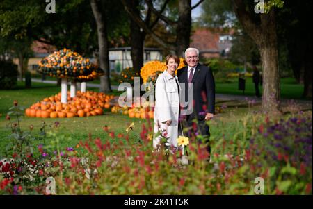 Beelitz, Germania. 29th Set, 2022. Il presidente tedesco Frank-Walter Steinmeier e sua moglie Elke Büdenbender si trovano tra aiuole e zucche durante una visita al 2022° Salone dei Giardini di Stato di Beelitz . Lo spettacolo orticolo statale si svolgerà sotto il motto "Garden Festival for All the Senses" dal 14,04 al 31.10.2022 nella città di Beelitz, nel Brandeburgo, a sud-ovest di Berlino. Credit: Bernd von Jutrczenka/dpa/Alamy Live News Foto Stock