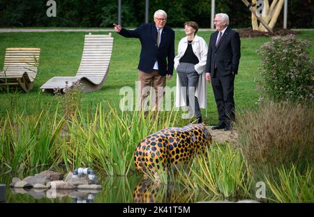 Beelitz, Germania. 29th Set, 2022. Il presidente tedesco Frank-Walter Steinmeier e sua moglie Elke Büdenbender hanno fatto una visita al 2022° state Garden Show di Beelitz di Bernhard Knuth (l), sindaco di Beelitz. Lo state Garden Show si svolgerà sotto il motto "Garden Festival for All the Senses" dal 14 aprile al 31 ottobre 2022, nella città di Beelitz, nel Brandeburgo, a sud-ovest di Berlino. Credit: Bernd von Jutrczenka/dpa/Alamy Live News Foto Stock