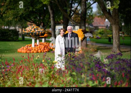 Beelitz, Germania. 29th Set, 2022. Il presidente tedesco Frank-Walter Steinmeier e sua moglie Elke Büdenbender si trovano tra aiuole e zucche durante una visita al 2022° state Garden Show di Beelitz. La Mostra orticola statale si terrà sotto il motto "Festival del giardino per tutti i sensi" dal 14 aprile al 31 ottobre 2022, nella città di Beelitz, nel Brandeburgo, a sud-ovest di Berlino. Credit: Bernd von Jutrczenka/dpa/Alamy Live News Foto Stock