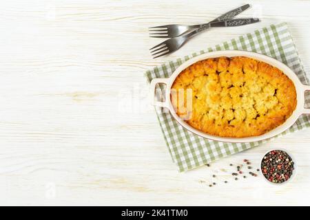 Torta di Shepherd o torta di Cottage. Carne tritata, purè di patate e verdure casseruola su fondo di legno bianco. Traditional British, Regno Unito, i Foto Stock