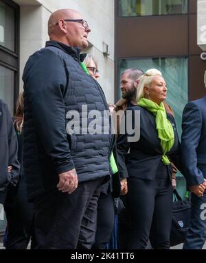 Londra, Inghilterra, Regno Unito. 29th Set, 2022. Il padre di Harry Dunn TIM DUNN e la madre CHARLOTTE CHARLES sono visti fuori dalla corte dei magistrati di Westminster. Harry Dunn è stato ucciso in un incidente stradale dalla moglie di un diplomatico americano Anne Sacoolas al di fuori della base militare statunitense RAF Croughton nel Northamptonshire il 27 agosto 2019. Sacoolas ha partecipato alla prima sessione di prova da noi tramite video link. (Credit Image: © Tayfun Salci/ZUMA Press Wire) Foto Stock