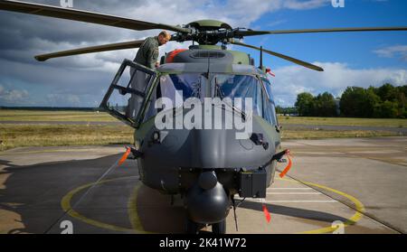 20 settembre 2022, bassa Sassonia, Faßberg: Un meccanico della Bundeswehr controlla l'elicottero multiuso NH90. Foto: Philipp Schulze/dpa Foto Stock