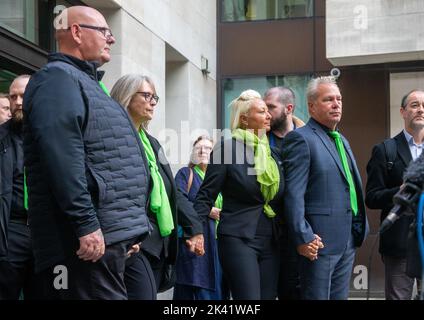 Londra, Inghilterra, Regno Unito. 29th Set, 2022. Il padre di Harry Dunn TIM DUNN (1st L) e la madre CHARLOTTE CHARLES (3rd L) con i loro partner sono visti al di fuori della corte dei magistrati di Westminster. Harry Dunn è stato ucciso in un incidente stradale dalla moglie di un diplomatico americano Anne Sacoolas al di fuori della base militare statunitense RAF Croughton nel Northamptonshire il 27 agosto 2019. Sacoolas ha partecipato alla prima sessione di prova da noi tramite video link. (Credit Image: © Tayfun Salci/ZUMA Press Wire) Foto Stock