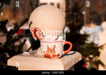 Coppa di Capodanno con Marshmallow e Lollipop in una confezione regalo Foto Stock