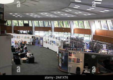 Una vista all'interno del Bourne Hall Museum a Ewell, Epsom, Surrey, Inghilterra, Regno Unito, Settembre 2022 Foto Stock