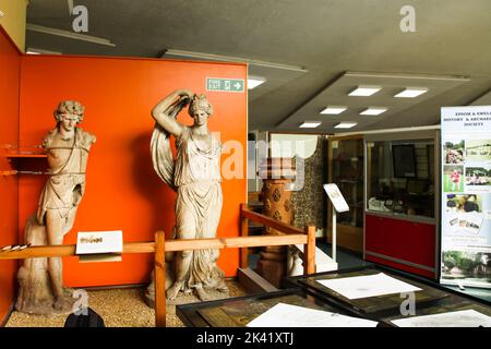 Statua di Bacco e Venere in mostra al Bourne Hall Museum di Ewell, Epsom, Surrey, Inghilterra, Regno Unito, Settembre 2022 Foto Stock