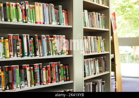 Bourne Hall visione interna di libri di biblioteca su librerie, Ewell, Epsom, Surrey, Inghilterra, Regno Unito, settembre 2022 Foto Stock