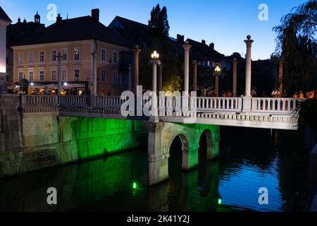 Serata al Ponte Cobblers (Ponte dei calzolai, Sudarski Most) a Lubiana, Slovenia. Ponte pedonale che attraversa il fiume Lubibljanica, decorato Foto Stock