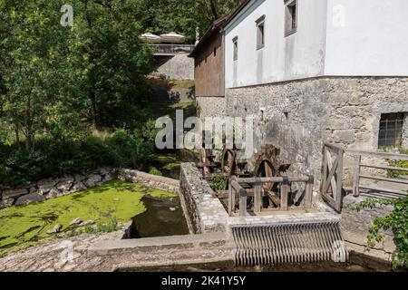 Antico mulino di casa di Modrijan nel Parco delle grotte di Postojna, Slovenia Foto Stock