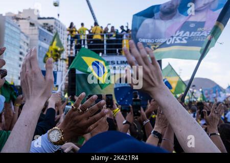 I sostenitori di Bolsonaro tengono una manifestazione politica sulla spiaggia di Copacabana il giorno della celebrazione dei 200 anni di indipendenza del Brasile. Foto Stock