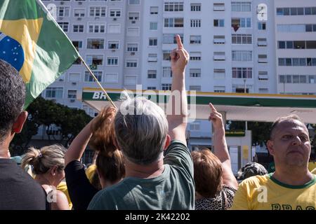 I sostenitori di Bolsonaro tengono una manifestazione politica sulla spiaggia di Copacabana il giorno della celebrazione dei 200 anni di indipendenza del Brasile. Il dimostratore offende e maledice i residenti che hanno espresso simpatia per il candidato presidenziale Luis Inácio Lula da Silva Foto Stock