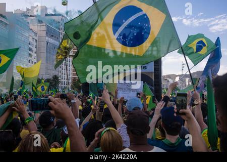 I sostenitori di Bolsonaro tengono una manifestazione politica sulla spiaggia di Copacabana il giorno della celebrazione dei 200 anni di indipendenza del Brasile. Foto Stock