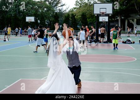 Sposa e sposo giocare a basket Foto Stock