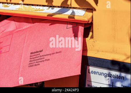 Berlino, Germania - 09 settembre 2021: Una lettera elettorale è stata gettata nella mail slot di una cassetta postale per le elezioni federali in Germania. Foto Stock