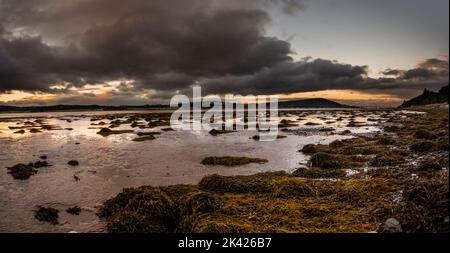 In tarda serata sul Beauly Firth guardando fuori verso il Kessock Bridge e Inverness. Foto Stock