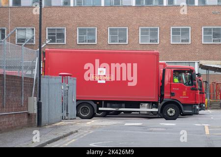 Slough, Berkshire, Regno Unito. 29th Settembre 2022. Un camion Royal Mail presso il deposito di Slough. I lavoratori della posta reale devono tenere ulteriori scioperi sulla loro retribuzione e termini e condizioni. Questa volta gli scioperi di oltre 19 giorni includeranno il Black Friday, il Cyber Monday e il build up fino a Natale. L'azione di sciopero includerà il 13th, 20th e 25th ottobre così come il 28th novembre 2022 credito: Maureen McLean/Alamy Live News Foto Stock