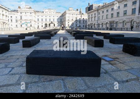 Londra, Regno Unito, 29/09/2022, o Barco/The Boat, installazione su larga scala dell'artista transdisciplinare Grada Kilomba, apre alla Somerset House di Londra, in occasione del 10th° anniversario della 1-54° Fiera dell'Arte Africana Contemporanea. Formata da 140 blocchi di legno, l'installazione lunga 32 metri attira l'attenzione sulle storie e le identità dimenticate di coloro che hanno sofferto durante l'espansione marittima europea e la colonizzazione. Foto Stock