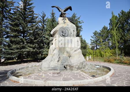 Karakol, Issyk Kul, Kirghizistan - 19 settembre 2022: Monumento al primo esploratore della natura dell'Asia centrale Przhevalsky geografo russo e naturali Foto Stock