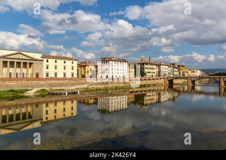 Bella riflessione di case storiche lungo il fiume Arno a Firenze Foto Stock