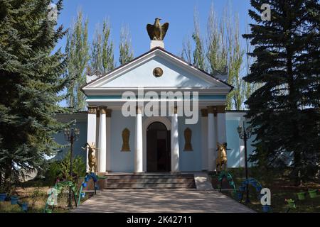 Karakol, Issyk Kul, Kirghizistan - 19 settembre 2022: Nome Przhevalsky Museo in onore del primo esploratore della natura dell'Asia centrale Przhevalsky. Tedesco russo Foto Stock