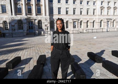 Londra, Regno Unito, 29/09/2022, o Barco/The Boat, installazione su larga scala dell'artista transdisciplinare Grada Kilomba, apre alla Somerset House di Londra, in occasione del 10th° anniversario della 1-54° Fiera dell'Arte Africana Contemporanea. Formata da 140 blocchi di legno, l'installazione lunga 32 metri attira l'attenzione sulle storie e le identità dimenticate di coloro che hanno sofferto durante l'espansione marittima europea e la colonizzazione. Foto Stock