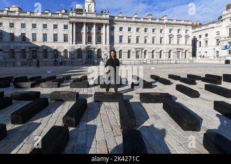 Londra, Regno Unito, 29/09/2022, o Barco/The Boat, installazione su larga scala dell'artista transdisciplinare Grada Kilomba, apre alla Somerset House di Londra, in occasione del 10th° anniversario della 1-54° Fiera dell'Arte Africana Contemporanea. Formata da 140 blocchi di legno, l'installazione lunga 32 metri attira l'attenzione sulle storie e le identità dimenticate di coloro che hanno sofferto durante l'espansione marittima europea e la colonizzazione. Foto Stock