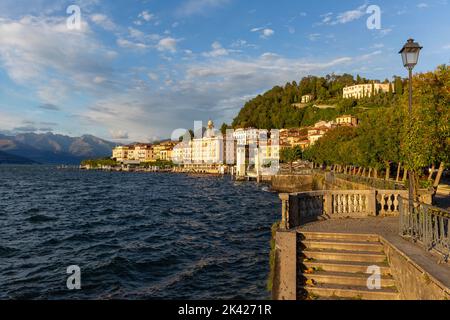 Bellagio sul Lago di Como nella bella luce notturna Foto Stock