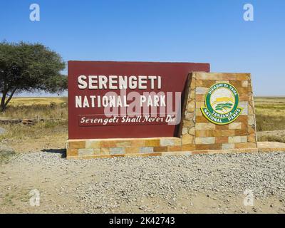 Cartello d'ingresso al Parco Nazionale del Serengeti, Tanzania, Africa Orientale Foto Stock