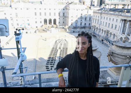 Londra, Regno Unito, 29/09/2022, o Barco/The Boat, installazione su larga scala dell'artista transdisciplinare Grada Kilomba, apre alla Somerset House di Londra, in occasione del 10th° anniversario della 1-54° Fiera dell'Arte Africana Contemporanea. Formata da 140 blocchi di legno, l'installazione lunga 32 metri attira l'attenzione sulle storie e le identità dimenticate di coloro che hanno sofferto durante l'espansione marittima europea e la colonizzazione. Foto Stock