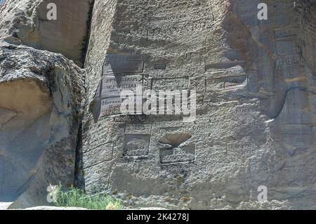 Contea di Cibola, New Mexico - 19 giugno 2011 – primo piano di scrittura sulla roccia dell'Iscrizione al Monumento Nazionale di El Morro, Contea di Cibola, NM. Foto Stock