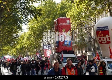 Giovedì, 29 settembre 2022. Parigi, Francia. I manifestanti sindacali marciano pacificamente da Denfert-Rochereau per collocare la Bastiglia, in un giorno nazionale di proteste dei lavoratori, chiedendo un aumento dei salari a causa dell'aumento del costo della vita, e anche in protesta per i piani del presidente Emmanuel Macron di riforma del sistema pensionistico francese. L'unione principale partecipante era la CGT, Confederazione generale del lavoro, Confédération Générale du Travail. Manifestazione. Dimostrazione. Foto Stock