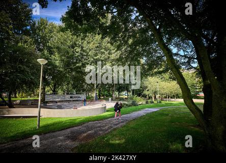 2022-09-29 14:04:38:19 AMSTERDAM - il Monumento del disastro di volo nel Bijlmer con il braccio che ha visto tutto nel mezzo. Il 4 ottobre saranno trascorsi trent'anni dal disastro della Bijlmer. Nel disastro aereo, un aereo da carico della compagnia aerea El al si è schiantato su due appartamenti nel Bijlmer di Amsterdam. Sono state uccise 43 persone, tra cui l'equipaggio del Boeing 747. ANP PHIL NIJHUIS olanda fuori - belgio fuori Foto Stock