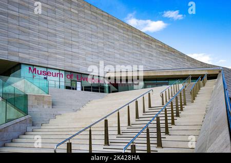 Scala esterna al piano superiore del Museo di Liverpool Foto Stock