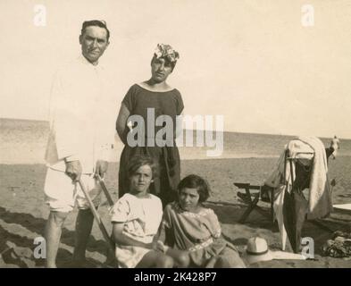 Famiglia sulla spiaggia a San Vincenzo, Toscana, Italia 1922 Foto Stock