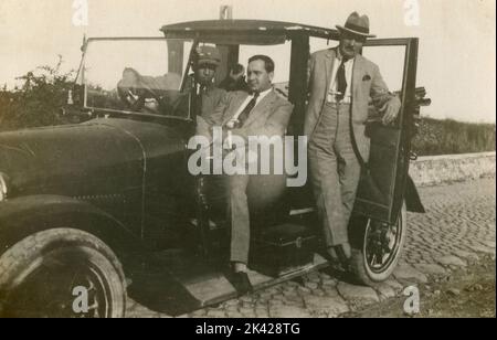 Tre uomini con una macchina, Italia 1920s Foto Stock